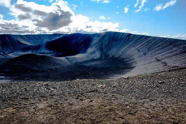 冰岛奥斯特兰地区Myvatn湖中Hverfjall火山的火山口 背景为黑色熔岩 — 图库照片