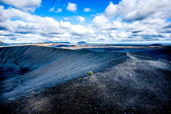 冰岛诺德平市Husavik附近的Mivatn湖 熔岩覆盖在布满云彩的蓝天沙滩上 — 图库照片