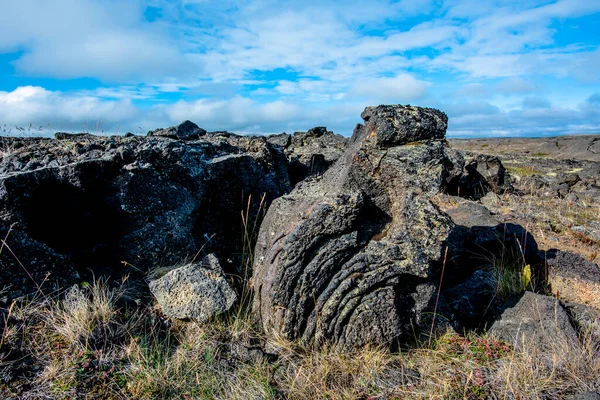 Lavagestein Auf Sandstreifen Mit Wolkenlosem Blauem Himmel Mivatn See Der — Stockfoto