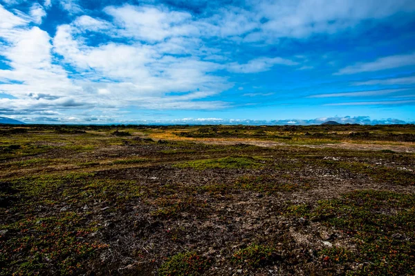 Láva Skály Úseku Písku Oblačným Modrým Nebem Jezera Mivatn Husavíku — Stock fotografie