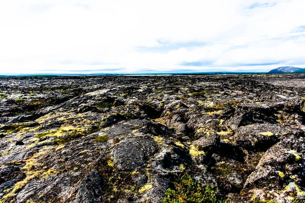冰岛诺德平市Husavik附近的Mivatn湖 熔岩覆盖在布满云彩的蓝天沙滩上 — 图库照片