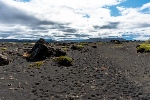 Lavagestein Auf Sandstreifen Mit Wolkenlosem Blauem Himmel Mivatn See Der — Stockfoto