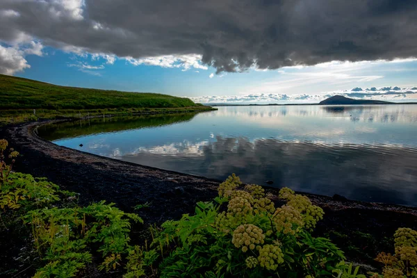 Nuvens São Refletidas Pôr Sol Lago Myvatn Perto Husavik Município — Fotografia de Stock