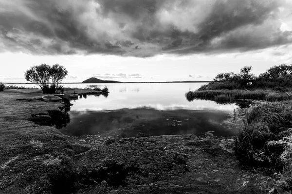 Nuvens São Refletidas Pôr Sol Lago Myvatn Perto Husavik Município — Fotografia de Stock