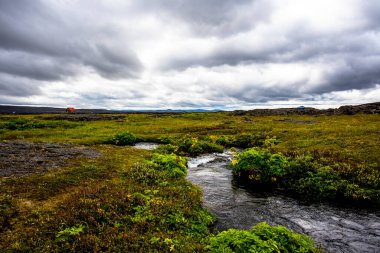Herdubreid Dağı 'nın, İzlanda' daki Myvatn Gölü yakınlarındaki Fjollum 'daki Jokulsa Nehri' ndeki şelaleleri ve Askja volkanı 'na giden yol üzerindeki manzarası.