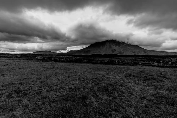 감시원의 오두막 아스카 화산으로 인도하는 F88 도로에 헤르두 레이즈 아이슬란드 — 스톡 사진