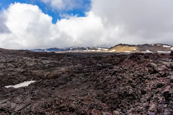 位于冰原Vatnajokull国家公园的硫化氢火山口中 有着黑色和深红色熔岩的广阔范围 — 图库照片