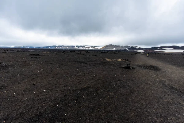 位于冰原Vatnajokull国家公园的硫化氢火山口中 有着黑色和深红色熔岩的广阔范围 — 图库照片