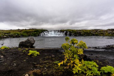 Jokulsa nehri Fjollum 'da, İzlanda' da Askja volkanı yakınlarında şelale ile Hringvegur yakınlarında.
