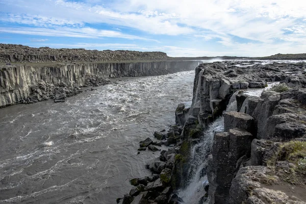 大瀑布是一个壮观的瀑布 高45米 宽100米 坐落在一个完全荒芜的月球景观中 拥有欧洲最大的瀑布的称号 位于冰岛东北部沙漠地区的中心 — 图库照片