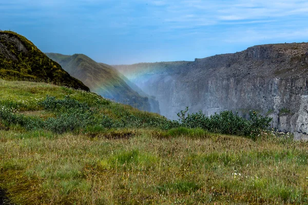 高さ45メートル 幅100メートルの滝は 完全に無人の月の風景の中に位置し 北東部アイスランドの砂漠地帯の中心部にヨーロッパ最大の水の流れと滝のタイトルを誇っています — ストック写真