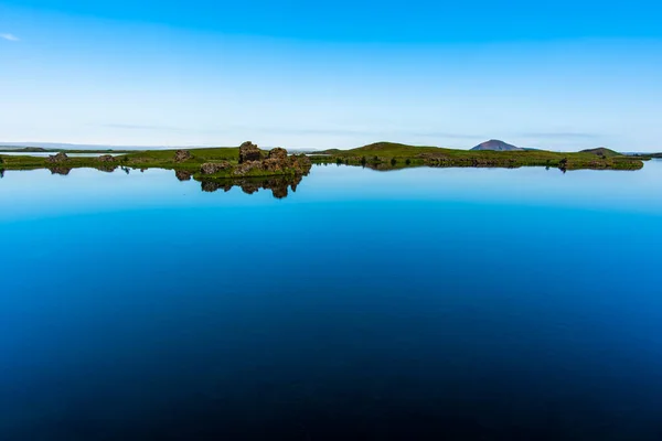 Lago Volcánico Myvatn Con Reflejos Islas Prados Verdes Cielos Azules — Foto de Stock