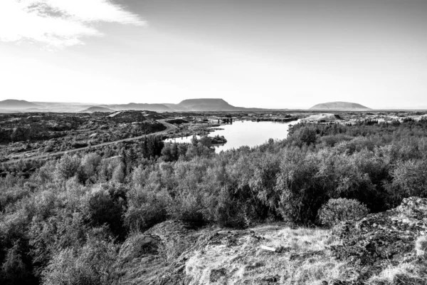 Lago Volcánico Myvatn Con Reflejos Islas Prados Verdes Cielos Azules —  Fotos de Stock