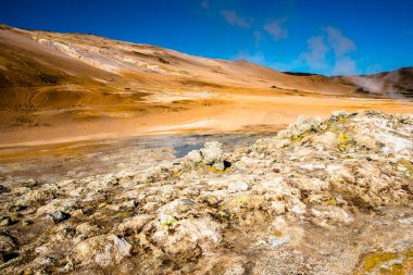 Krafla yanardağ sisteminde Namaskard, Myvatn Gölü 'nün doğusunda, sarı ve kırmızı renklerin hakim olduğu bir arazide eriyik kaya kabarcıkları ile yer almaktadır.