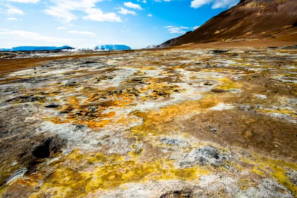 克拉弗拉火山系统中的纳马卡德座落在Myvatn湖以东 熔岩池中冒出水泡 呈现黄色和红色的景观 — 图库照片
