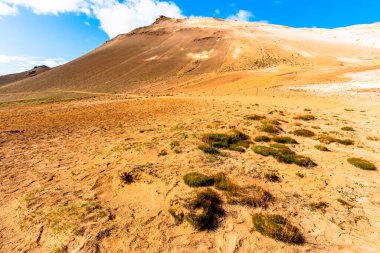 Krafla yanardağ sisteminde Namaskard, Myvatn Gölü 'nün doğusunda, sarı ve kırmızı renklerin hakim olduğu bir arazide eriyik kaya kabarcıkları ile yer almaktadır.