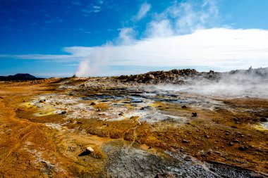Krafla yanardağ sisteminde Namaskard, Myvatn Gölü 'nün doğusunda, sarı ve kırmızı renklerin hakim olduğu bir arazide eriyik kaya kabarcıkları ile yer almaktadır.