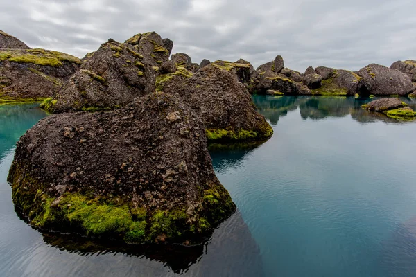 ボルGarfiordur Eystriの近くにある巨大な岩がたぶん最後の氷河期の終わりに後退する氷河によってここに放棄された多くの巨大な岩で囲まれた牧草地や湖のオアシス — ストック写真