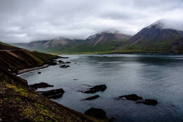 Fiordo Islandés Entre Montañas Cubiertas Océano Borgarfjordur Eystri Islandia Oriental — Foto de Stock