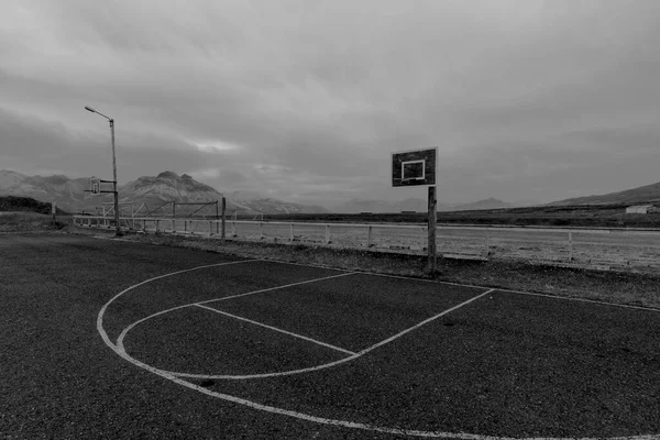 Abandoned Disused Basketball Court Icelandic Mountains Lowlands End Fjord Borgarfiordur - Stock-foto