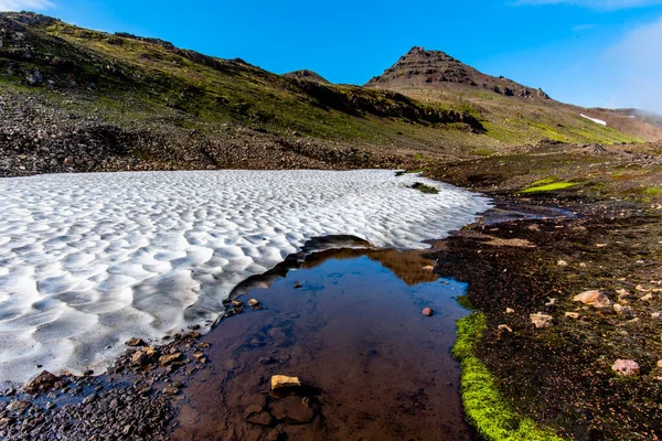 Τελευταία Λωρίδα Του Παγετώνα Του Καλοκαιριού Στα Βουνά Γύρω Από — Φωτογραφία Αρχείου