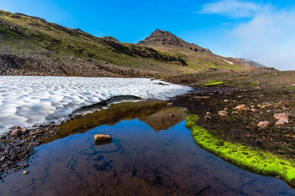 Última Franja Glaciar Verano Las Montañas Alrededor Borgarfjordur Eystri Este —  Fotos de Stock