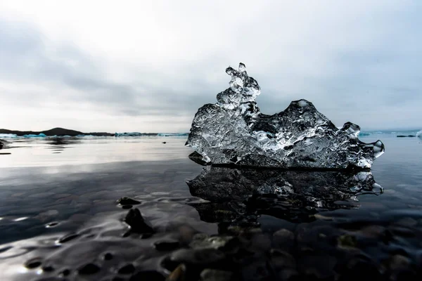 アイスランドの南東部に位置するジョクルサロン氷河湖は 気温の上昇や汚染により氷河が融解しているヨーロッパ最大の氷河であるヴァトナヨークトルの南に位置しています — ストック写真