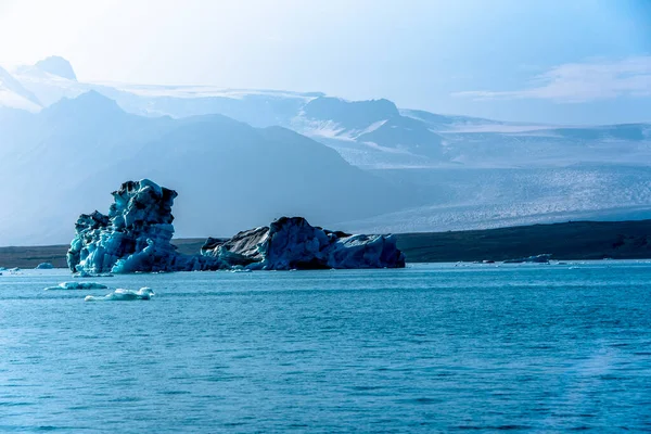 Λιμνοθάλασσα Του Παγετώνα Jokulsarlon Γεμάτη Παγόβουνα Βρίσκεται Στα Νοτιοανατολικά Της — Φωτογραφία Αρχείου