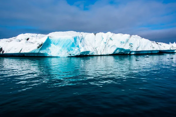 Jokulsarlon buzulu İzlanda 'nın güneydoğusunda yer almaktadır. Jokulsarlon, Avrupa' nın en büyük buzulu olan Vatnajkull 'un güneyinde yer almaktadır.