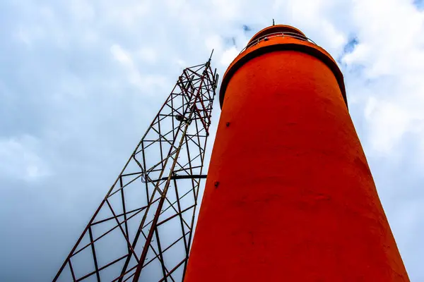 Orange Fyr Med Kommunikation Pylon Klipporna Hvalnes Island — Stockfoto