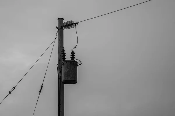 黒と白の木製ポールの電気のための変換器 — ストック写真