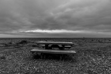 İzlanda volkanik ovaları arasındaki doğal manzaralar günbatımları okyanuslar ve batan güneşle birlikte buzdağları.