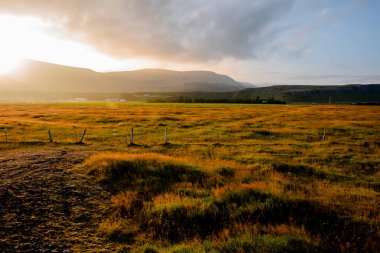İzlanda volkanik ovaları arasındaki doğal manzaralar günbatımları okyanuslar ve batan güneşle birlikte buzdağları.