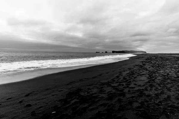 冰岛维克的雷尼斯兰加 黑色的熔岩悬崖上 波涛汹涌 黑色的熔岩卵石海滩上堆放着美丽的石堆 — 图库照片