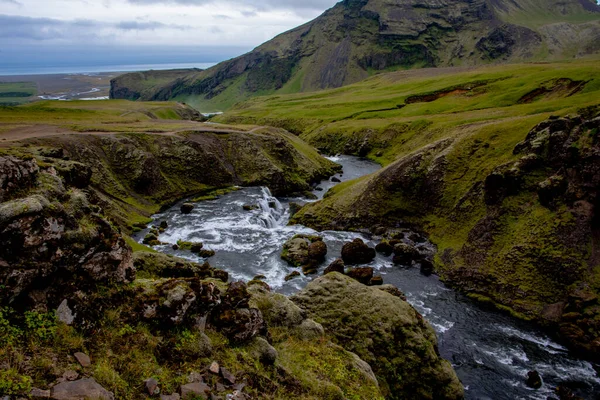 Wodospady Skogafoss Latem Zielenią Gór Zalewającą Wodą Pobliżu Vik Islandii — Zdjęcie stockowe