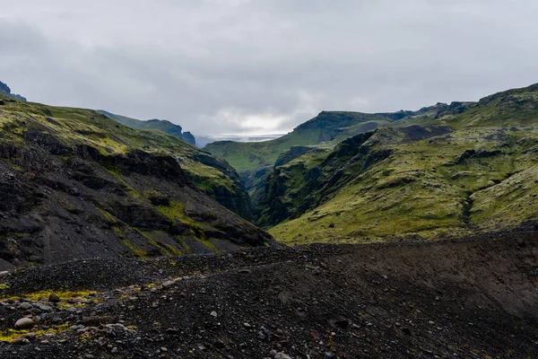 Las Cascadas Skogafoss Verano Con Verde Las Montañas Agua Que —  Fotos de Stock