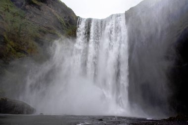 Yazın Skogafoss şelaleleri, dağların yeşili ve İzlanda 'da Vik yakınlarında akan sular.