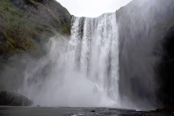 Wodospady Skogafoss Latem Zielenią Gór Zalewającą Wodą Pobliżu Vik Islandii — Zdjęcie stockowe