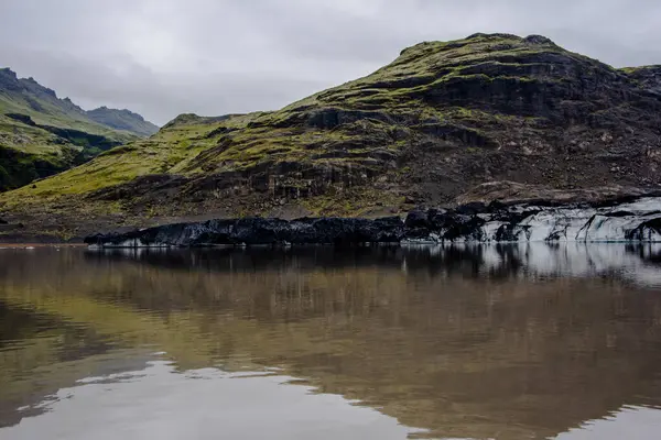 Ghiacciaio Solheimajokull Ricoperto Fuliggine Dalle Eruzioni Precedenti Con Lago Glaciale — Foto Stock