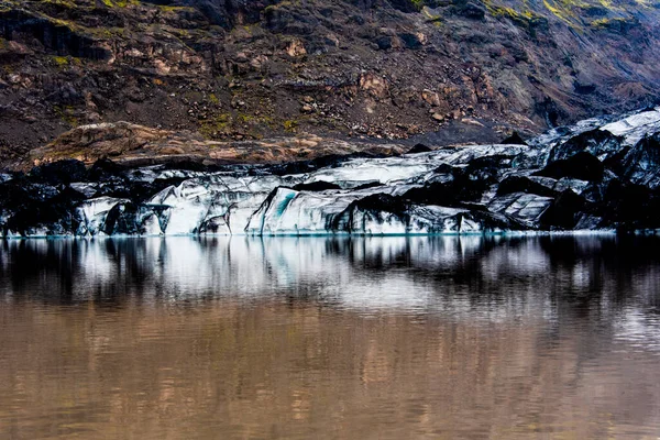 前几场喷发的火山灰覆盖了Solheimajokull冰川 冰湖从冰岛维克火山附近的火山上降下来 — 图库照片