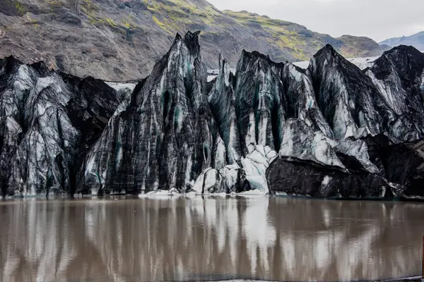 Ghiacciaio Solheimajokull Ricoperto Fuliggine Dalle Eruzioni Precedenti Con Lago Glaciale — Foto Stock