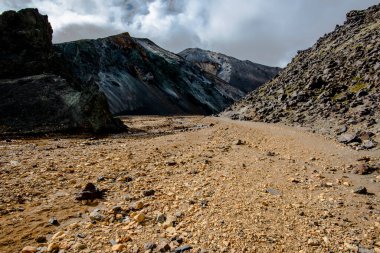 Çok renkli ryolit dağları, İzlanda 'nın güneyindeki Hekla volkanı yakınlarındaki Landmannalaugar parkında geniş lav ve sıcak kaynaklar.