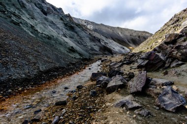Çok renkli ryolit dağları, İzlanda 'nın güneyindeki Hekla volkanı yakınlarındaki Landmannalaugar parkında geniş lav ve sıcak kaynaklar.