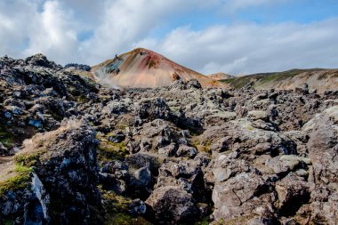 Çok renkli ryolit dağları, İzlanda 'nın güneyindeki Hekla volkanı yakınlarındaki Landmannalaugar parkında geniş lav ve sıcak kaynaklar.