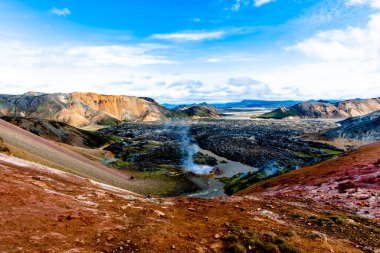 Çok renkli ryolit dağları, İzlanda 'nın güneyindeki Hekla volkanı yakınlarındaki Landmannalaugar parkında geniş lav ve sıcak kaynaklar.