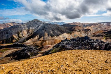 Çok renkli ryolit dağları, İzlanda 'nın güneyindeki Hekla volkanı yakınlarındaki Landmannalaugar parkında geniş lav ve sıcak kaynaklar.