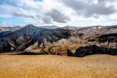 Çok renkli ryolit dağları, İzlanda 'nın güneyindeki Hekla volkanı yakınlarındaki Landmannalaugar parkında geniş lav ve sıcak kaynaklar.
