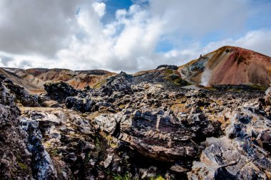 Çok renkli ryolit dağları, İzlanda 'nın güneyindeki Hekla volkanı yakınlarındaki Landmannalaugar parkında geniş lav ve sıcak kaynaklar.
