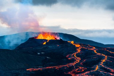 2021 yılında Fagradalsfall volkanı, Krsuvk İzlanda 'nın büyük jeotermal alanının çevresini kapsayan eşanlamlı Fagradalsfall Dağı' nın yaklaşık 40 kilometre güneyinde faaliyet göstermektedir.