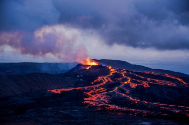 2021 yılında Fagradalsfall volkanı, Krsuvk İzlanda 'nın büyük jeotermal alanının çevresini kapsayan eşanlamlı Fagradalsfall Dağı' nın yaklaşık 40 kilometre güneyinde faaliyet göstermektedir.